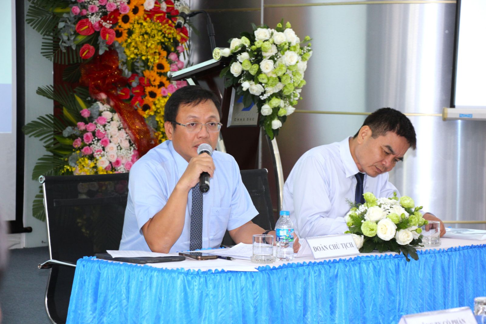 Hình 3: Lãnh đạo SZC trao đổi, giải đáp các vấn đề cổ đông quan tâm