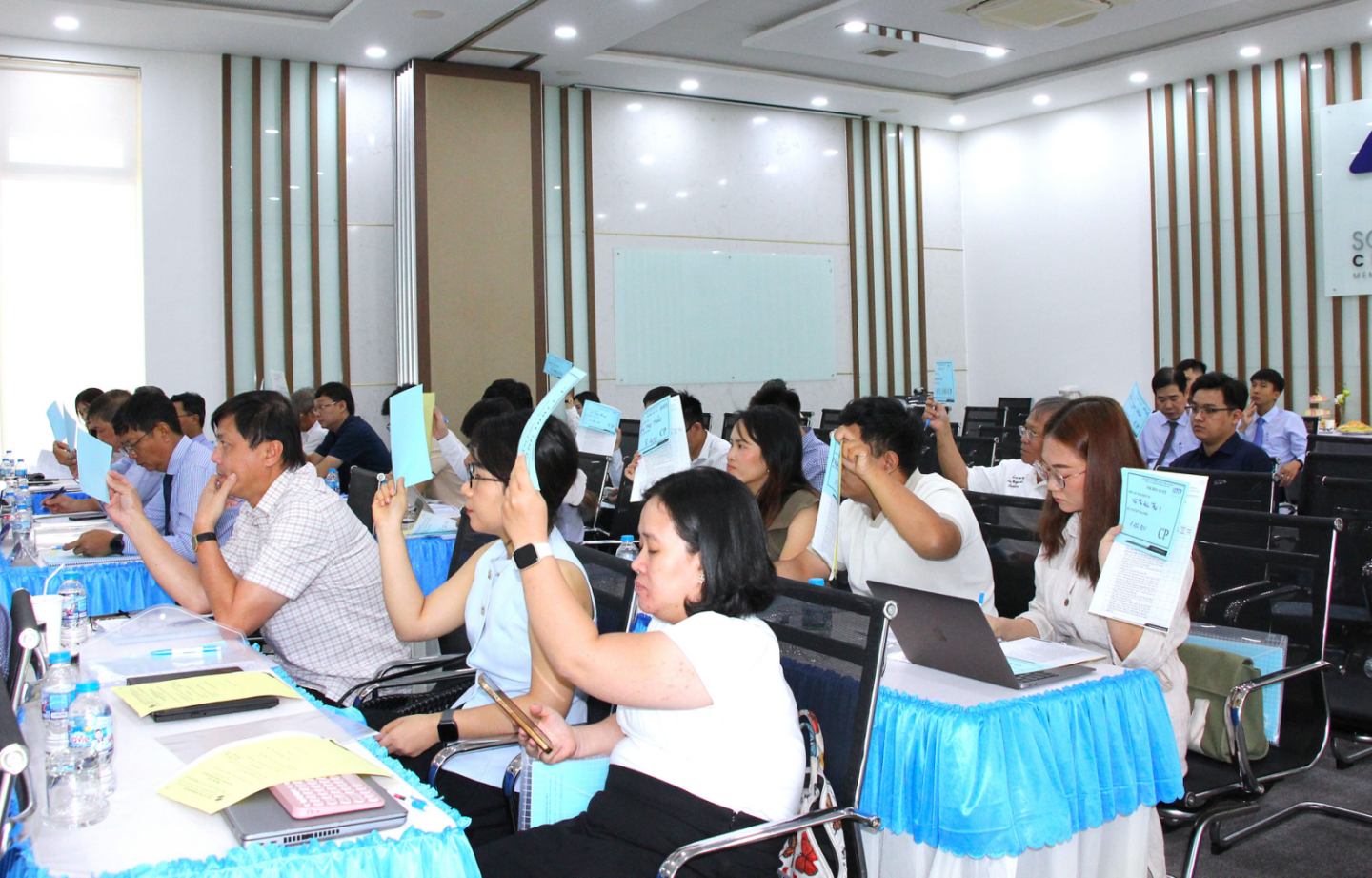 Hình 5: ĐHĐCĐ đã biểu quyết thông qua các nội dung, tờ trình tại cuộc họp